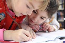 Kinder beim Basteln